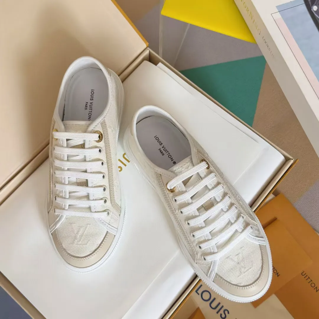 👟👟Ex-factory price 420👟👟 LV Louis Vuitton L Home Donkey Brand’s latest Lagoon series Thick-soled denim denim Embossed Presbyopia Thick-soled Casual sneakers Skateboard shoes Original purchase and development Production This Lagoon sneaker is made of Monogram denim, injecting a retro flavor into the classic design. The Louis Vuitton logo pops out from the leather trim, and the inscribed eyelets, trim and laces highlight the exquisite details. The rubber outsole embellished with Monogram flowers completes the whole. Exquisitely packaged at the delivery counter🛍📦 ▪️ Fabric: Original imported custom first-layer cowhide ▪️ Lining: Original imported cowhide lining ▪️ Sole: Original open-molded non-slip TPU material ▪️ Bottom thickness: 2.5CM ▪️ Size: Women's size 35-40 (41, 42 can be customized)